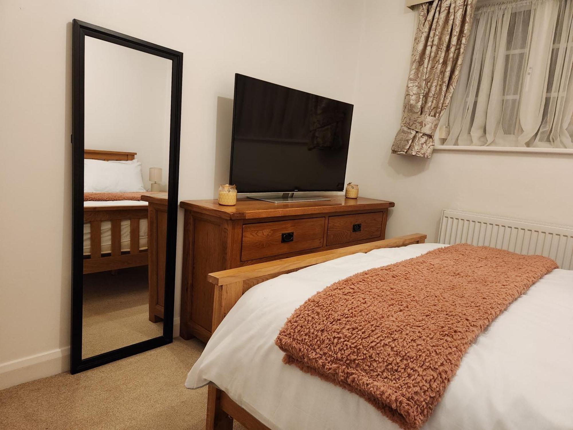 Elmdon House With 4 Spacious Bedrooms To Choose Birmingham Exterior foto